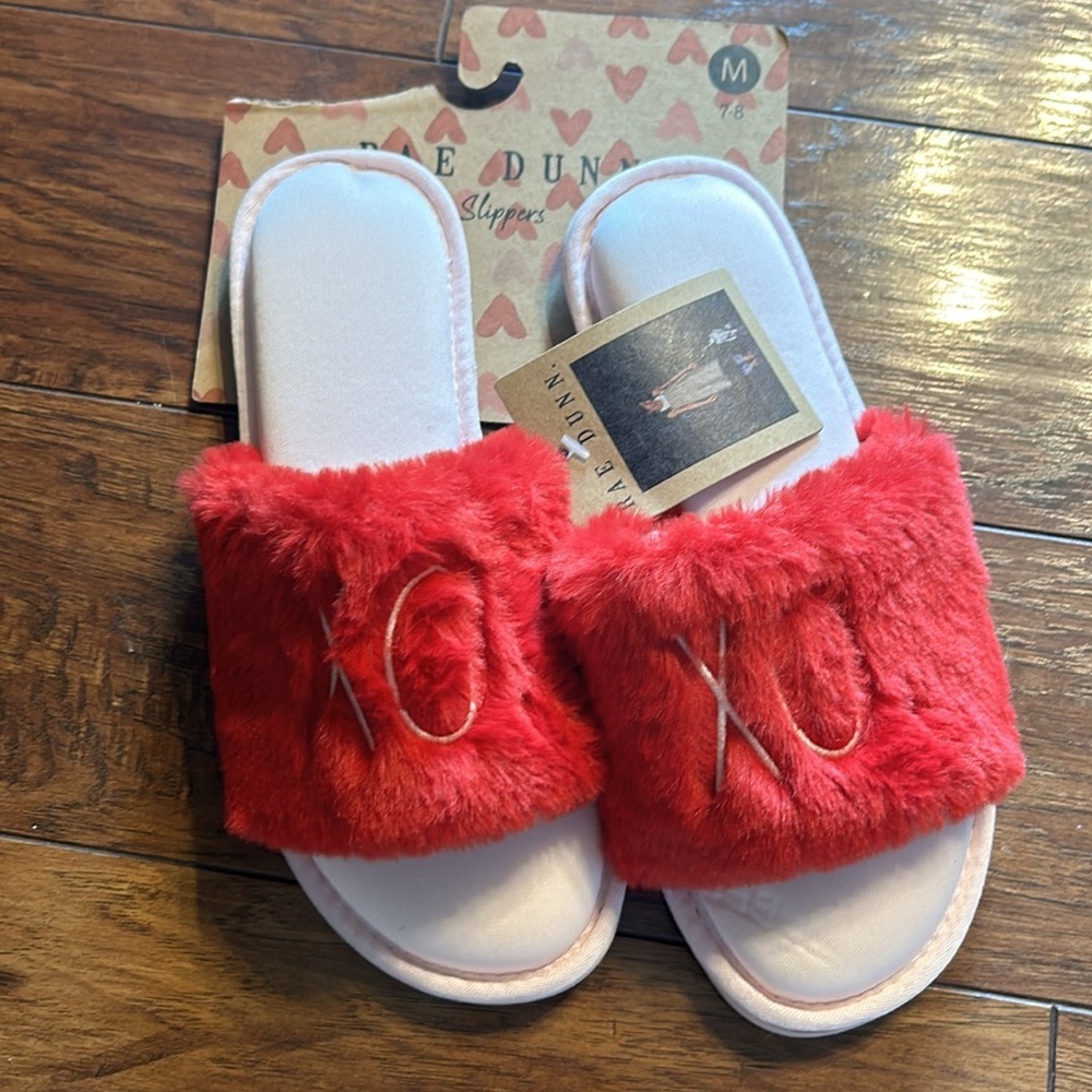 RAE DUNN Women’s slipper fuzzy red slides NWT - Picture 6 of 8